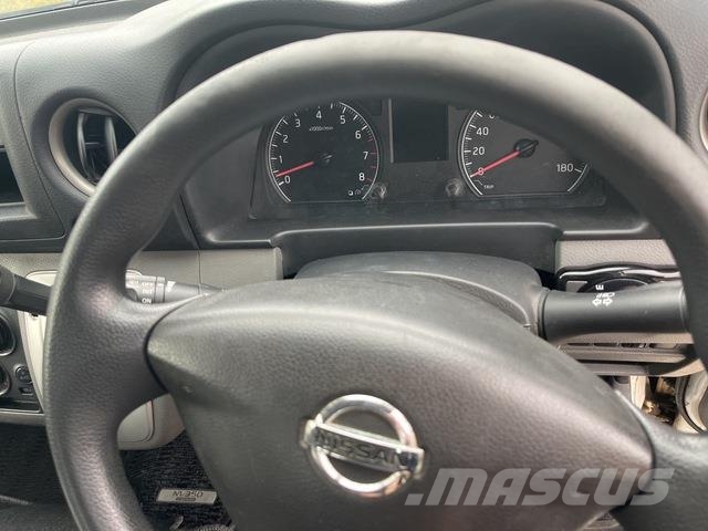 Nissan NV350 Caravan 迷你巴士
