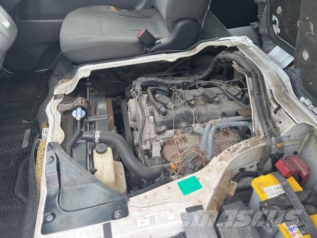 Nissan NV350 Caravan 迷你巴士