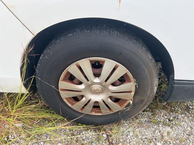 Nissan NV350 Caravan 迷你巴士