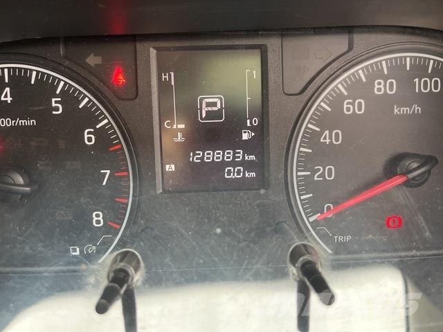 Nissan NV350 Caravan 迷你巴士