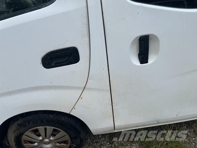 Nissan NV350 Caravan 迷你巴士