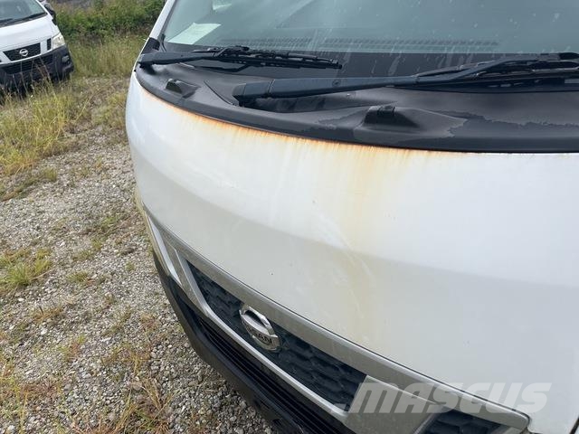 Nissan NV350 Caravan 迷你巴士