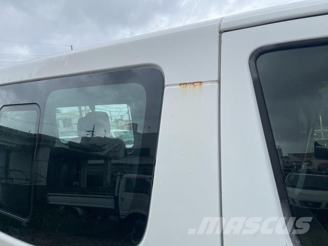 Nissan NV350 Caravan 迷你巴士