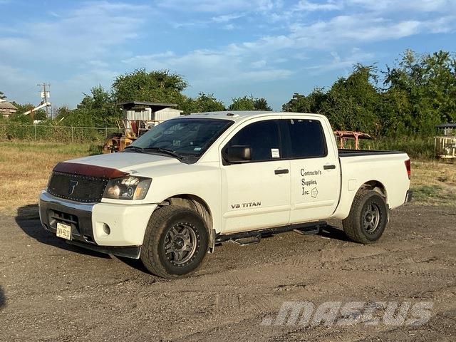 Nissan Titan 皮卡.傳統半斗卡車/側卸板