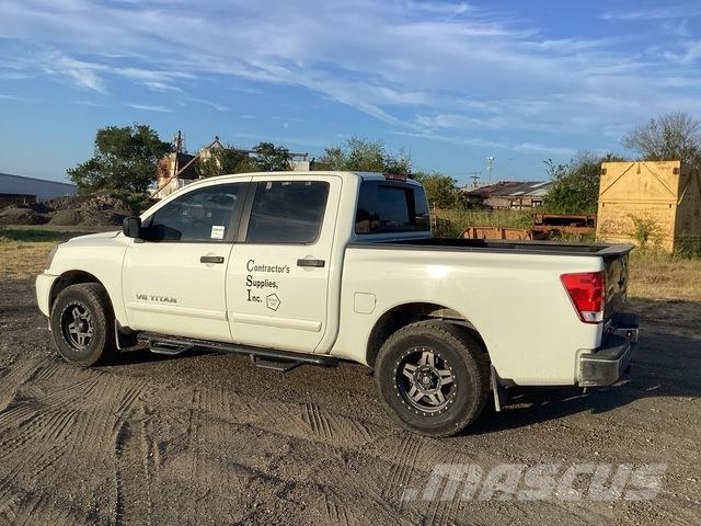 Nissan Titan 皮卡.傳統半斗卡車/側卸板