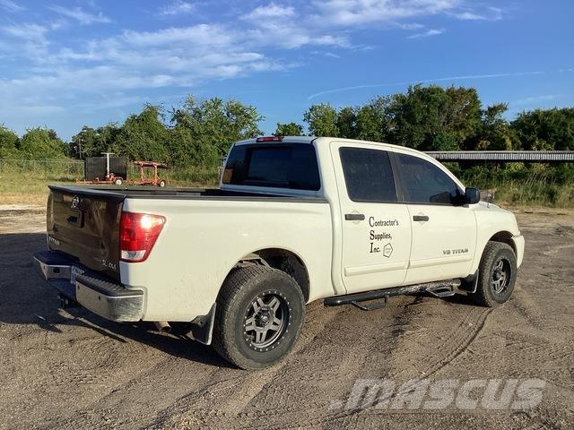 Nissan Titan 皮卡.傳統半斗卡車/側卸板