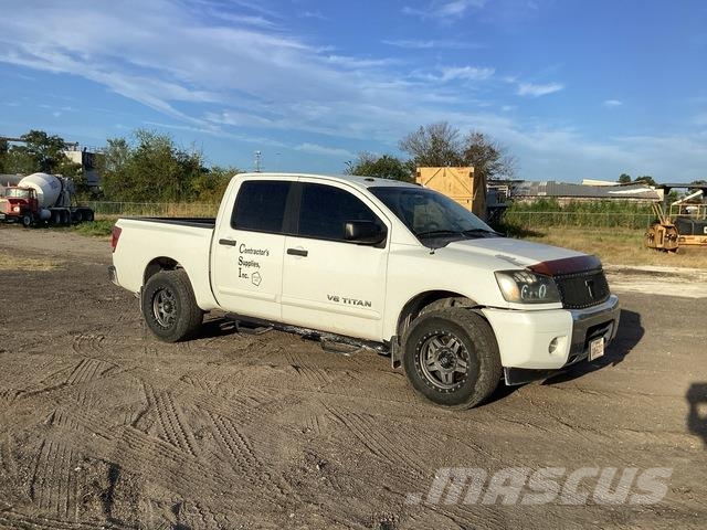Nissan Titan 皮卡.傳統半斗卡車/側卸板