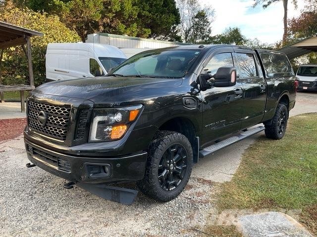 Nissan Titan Caja abierta/laterales abatibles