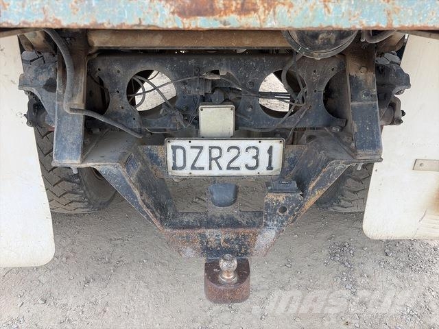 Nissan UD PK242 Грузовики-Самосвалы