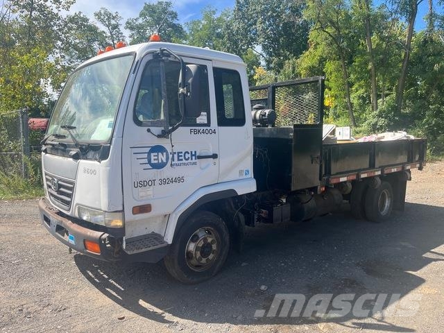 Nissan UD2600 Грузовики-платформы/боковая разгрузка