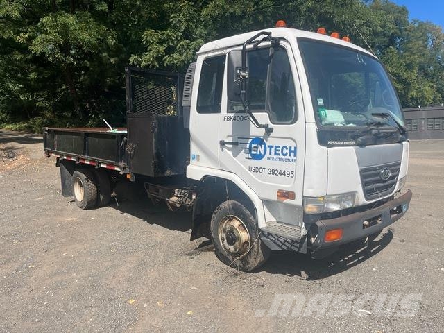 Nissan UD2600 Грузовики-платформы/боковая разгрузка