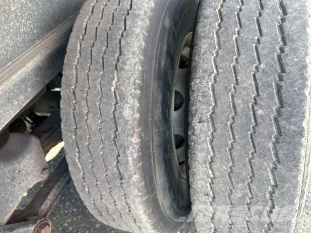  Ophee 自卸半挂车