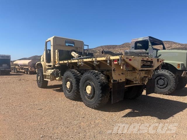 Oshkosh M1083 Furgons