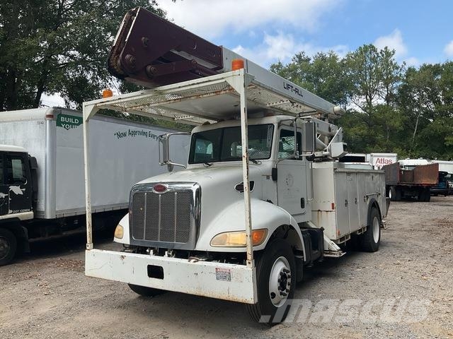 Peterbilt 335 卡車裝載高空作業車
