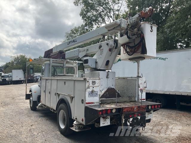 Peterbilt 335 卡車裝載高空作業車