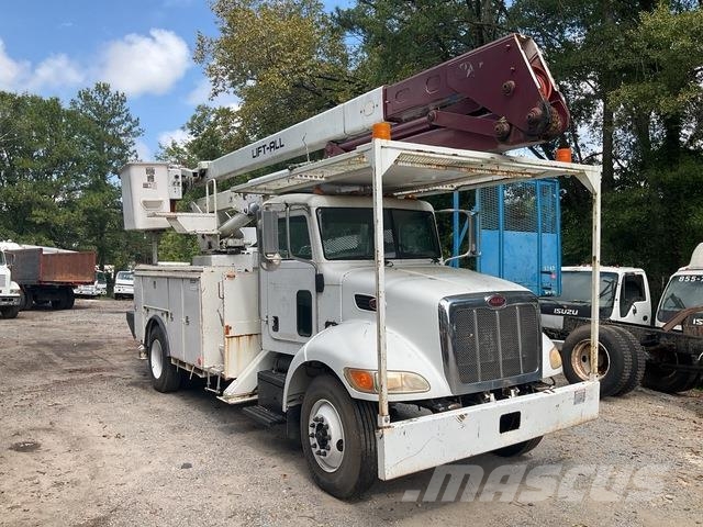 Peterbilt 335 卡車裝載高空作業車
