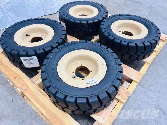 Quantity (4) 19x6.50-10 Pneumatic Tires w/ Wheels 기타 부품
