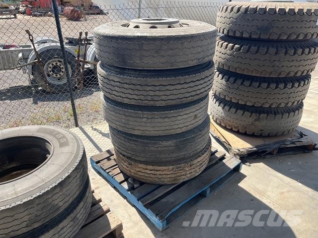 Quantity of 11R22.5 Tyres Gume, kotači i naplatci