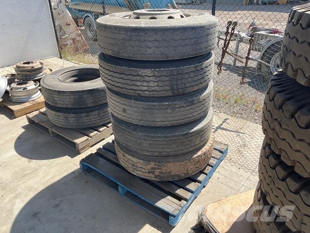 Quantity of 11R22.5 Tyres Gume, kotači i naplatci