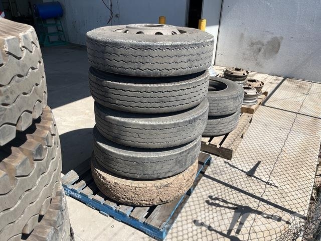 Quantity of 11R22.5 Tyres Gume, kotači i naplatci