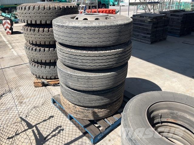 Quantity of 11R22.5 Tyres Gume, kotači i naplatci
