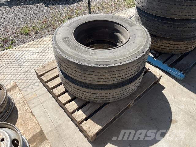 Quantity of (2) 11R22.5 Tyres Gume, kotači i naplatci