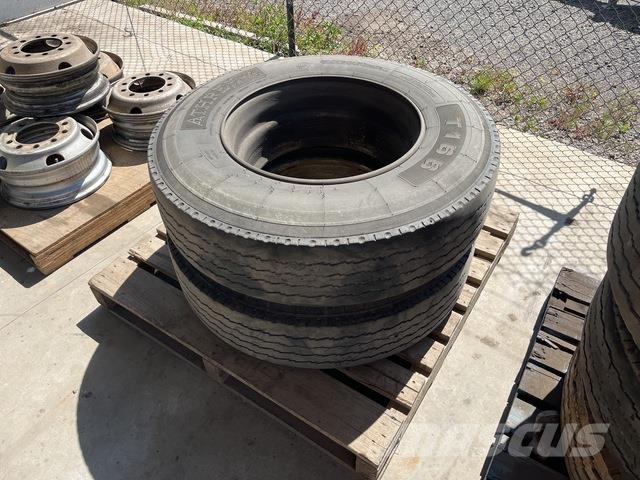 Quantity of (2) 11R22.5 Tyres Gume, kotači i naplatci