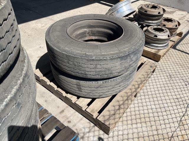 Quantity of (2) 11R22.5 Tyres Gume, kotači i naplatci
