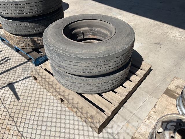 Quantity of (2) 11R22.5 Tyres Gume, kotači i naplatci