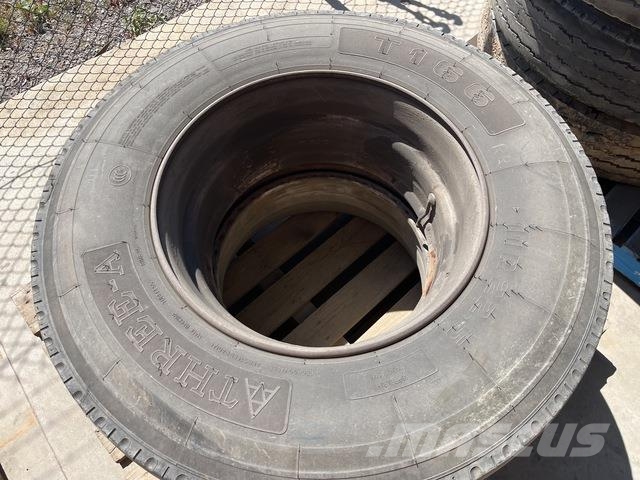 Quantity of (2) 11R22.5 Tyres Gume, kotači i naplatci