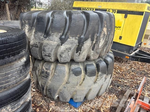 Quantity of (2) 29.5-25 Tires Pneumatiky, kolesá a ráfiky