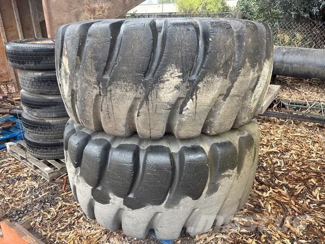 Quantity of (2) 29.5-25 Tires Pneumatiky, kolesá a ráfiky