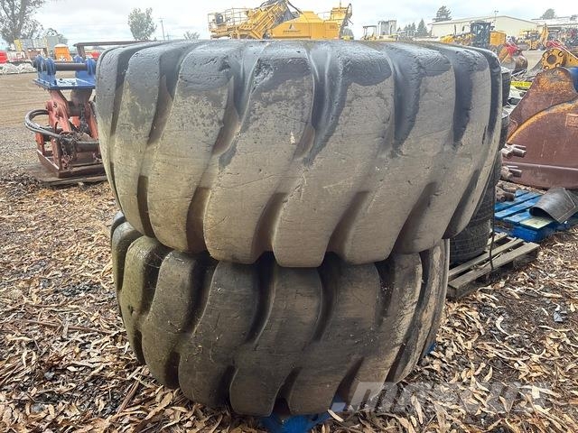 Quantity of (2) 29.5-25 Tires Pneumatiky, kolesá a ráfiky