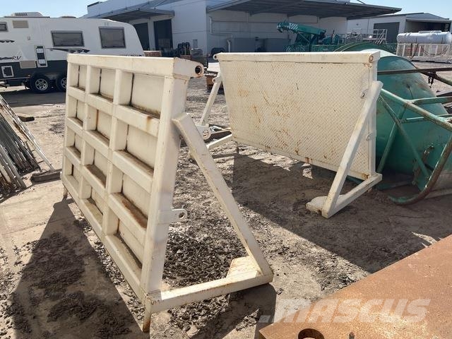  Quantity of (2) Heavy Rated Trailer Headboards معدات البناء - غير ذلك