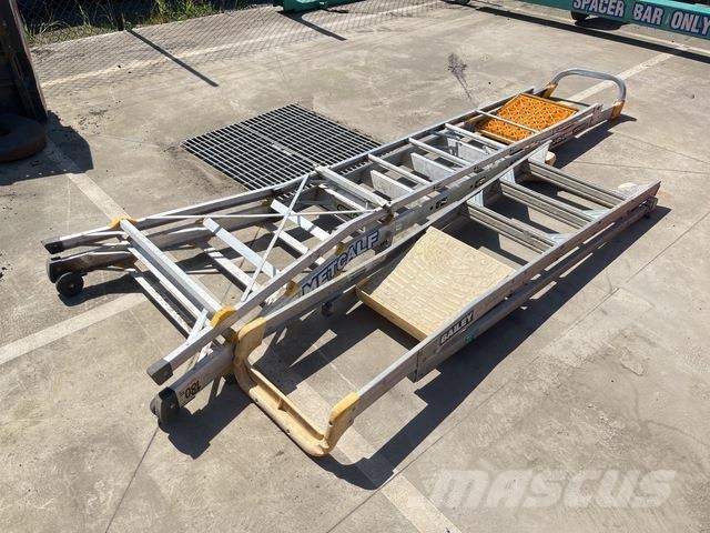  Quantity of (2) Ladder معدات البناء - غير ذلك