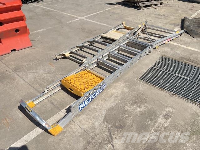  Quantity of (2) Ladder معدات البناء - غير ذلك
