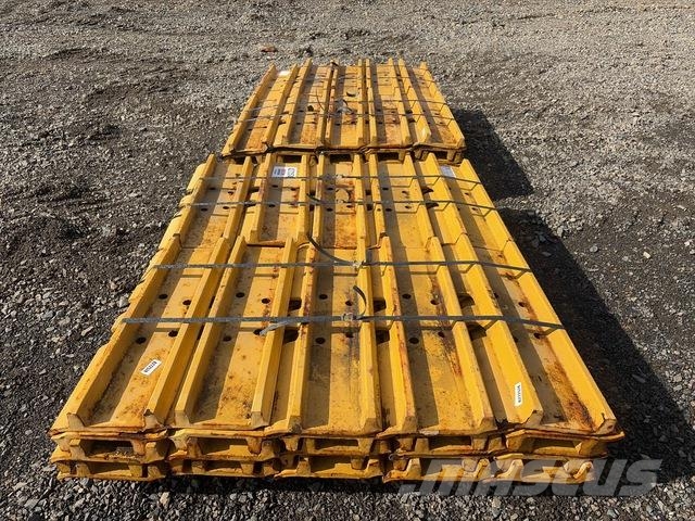 Quantity of (2) Pallets of 700 mm Double Grouser P Transport - Anderen