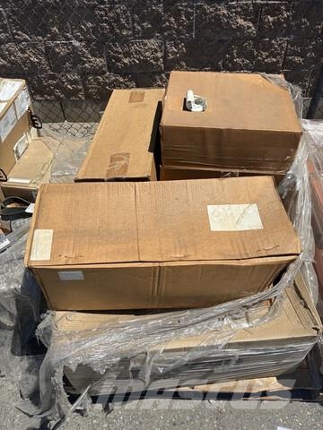  Quantity of (2) Pallets of Parts Outros componentes