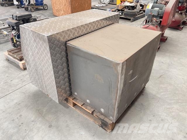  Quantity of (2) Tool Box معدات البناء - غير ذلك