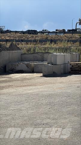 Quantity of (24) Full Size Concrete Blocks Tillbehör
