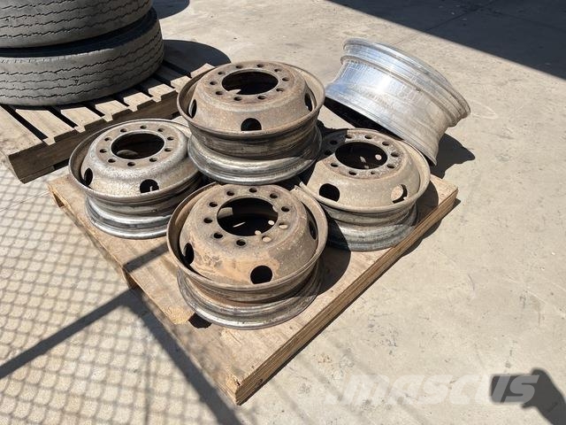Quantity of (6) 17.5x6.00 & 22.5x8.25 Wheels Sonstige Baumaschinen
