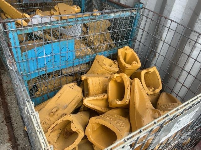  Quantity of CAT Wear parts for excavators and doze مكونات أخرى