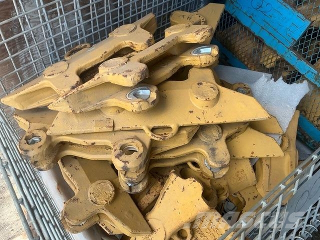  Quantity of CAT Wear parts for excavators and doze مكونات أخرى