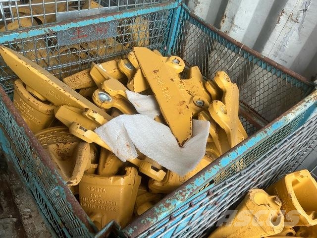  Quantity of CAT Wear parts for excavators and doze مكونات أخرى