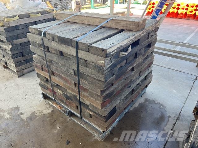 Quantity of Crane Outrigger Hardwood Timbers Інші крани