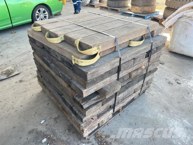 Quantity of Crane Outrigger Hardwood Timbers Інші крани