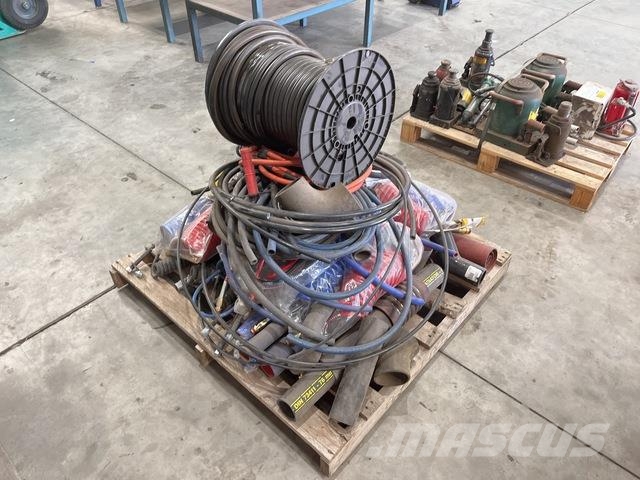  Quantity of Misc Truck Parts معدات البناء - غير ذلك