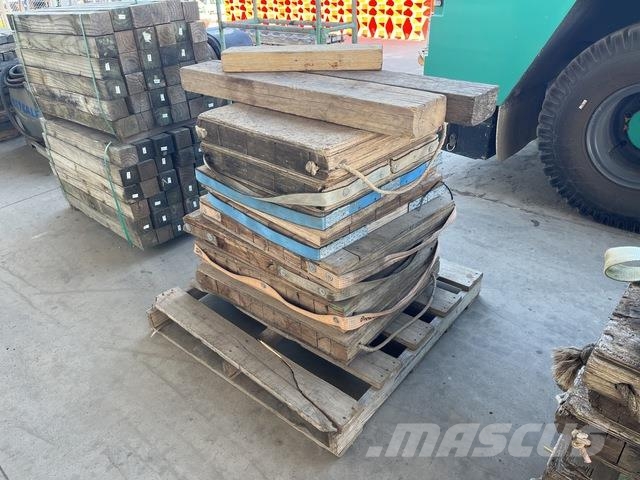  Quantity of Timber Crane Mats معدات البناء - غير ذلك