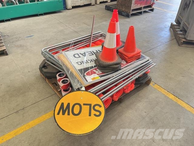  Quantity of Traffic Control & Road Signs Sonstige Baumaschinen