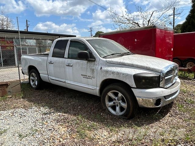 RAM 1500 Pikapai / Bortiniai sunkvežimiai